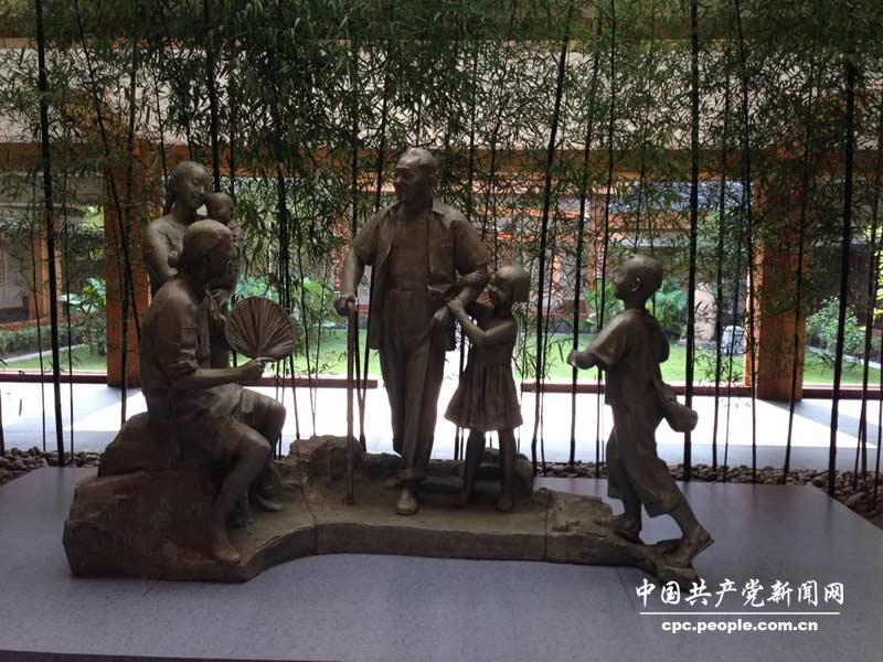 位於緬懷館序廳內的雕塑家李向群的作品《老鄉同庚》（人民網記者趙晶 攝）