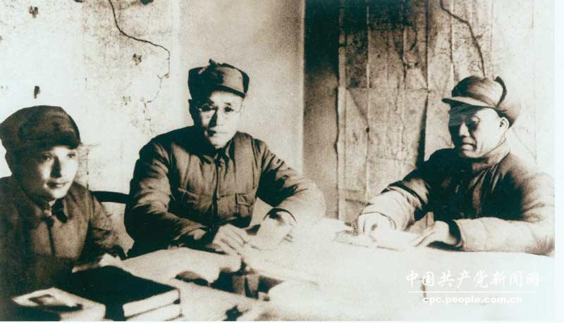 1938年鄧小平（左一）和朱德（左三）、劉伯承（左二）一起研究作戰(zhàn)計劃