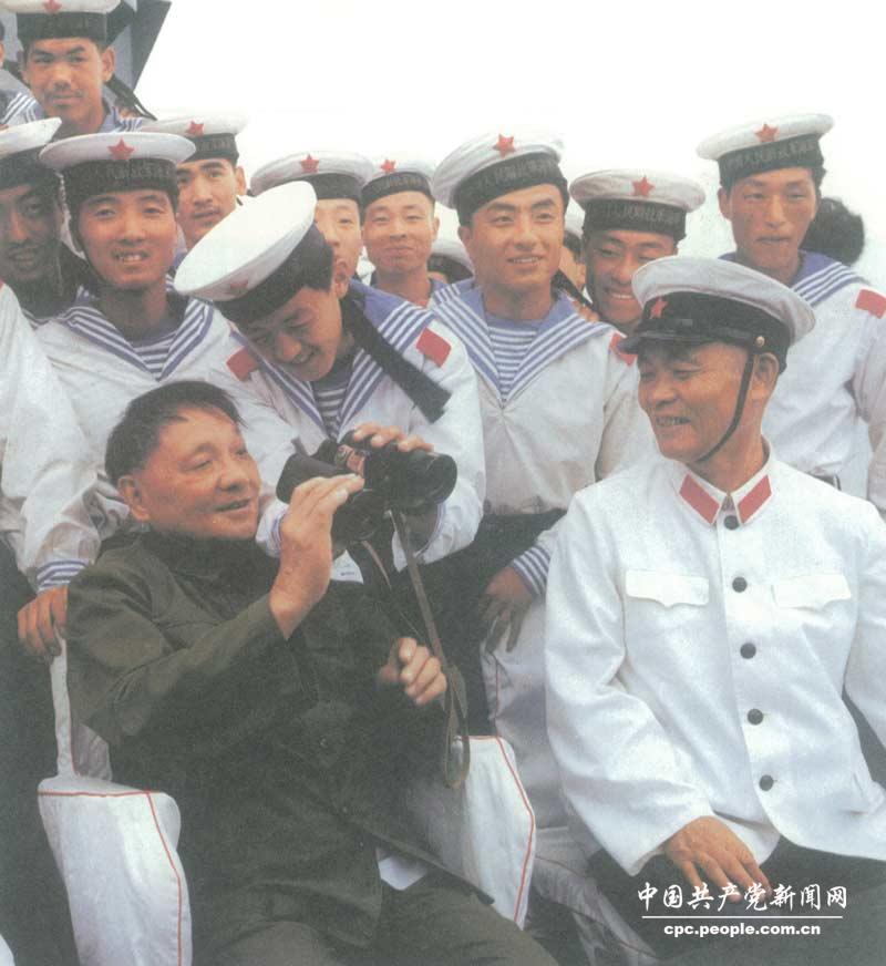 1979年8月2日，鄧小平在海軍北海艦隊(duì)視察時(shí)和艦艇指揮員在一起