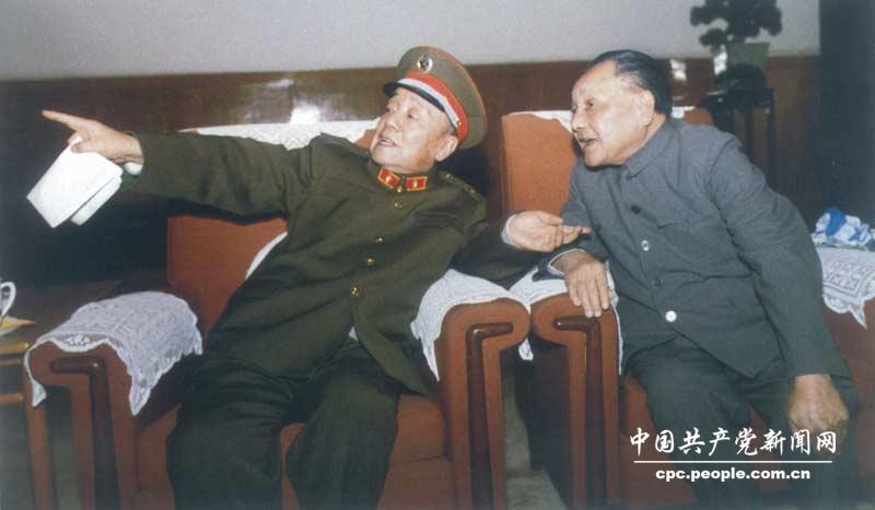 1988年12月，軍委擴(kuò)大會(huì)議期間，鄧小平接見(jiàn)各大軍區(qū)司令員、政委