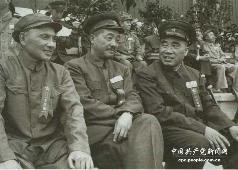 1952年8月，人民解放軍建軍25周年，鄧小平和朱德、賀龍?jiān)谌婓w育運(yùn)動(dòng)大會(huì)主席臺(tái)上