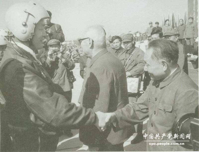 1978年10月，鄧小平觀看空軍部隊(duì)訓(xùn)練表演后，同飛行員握手