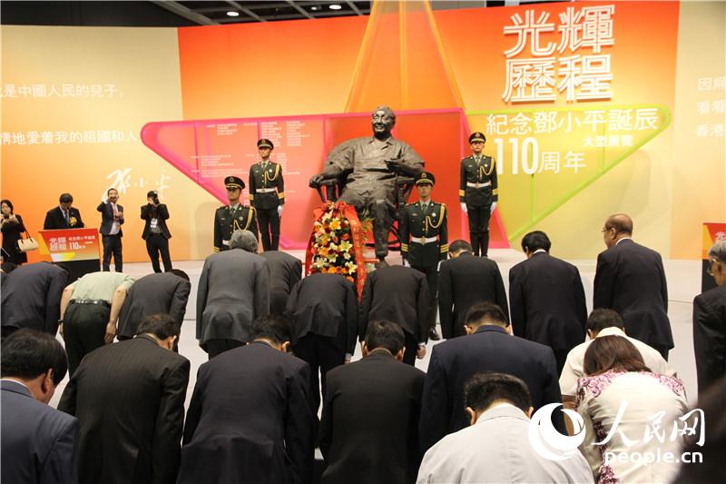 出席開幕式嘉賓向鄧小平紀念像贈送花環並鞠躬。（攝影：郭曉桐）