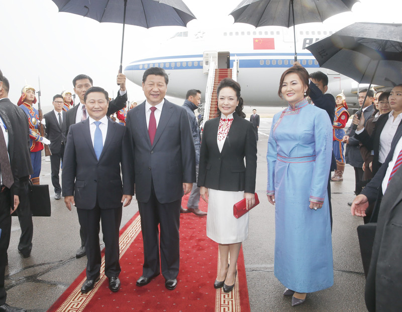 8月21日，國家主席習(xí)近平抵達(dá)烏蘭巴托，開始對蒙古國進(jìn)行國事訪問。習(xí)近平和夫人彭麗媛在機(jī)場受到蒙古國總理阿勒坦呼亞格夫婦熱情迎接。新華社記者鞠鵬攝