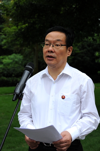 廣安市委書記侯曉春在獻花儀式上講話 人民網(wǎng)張藍兮攝