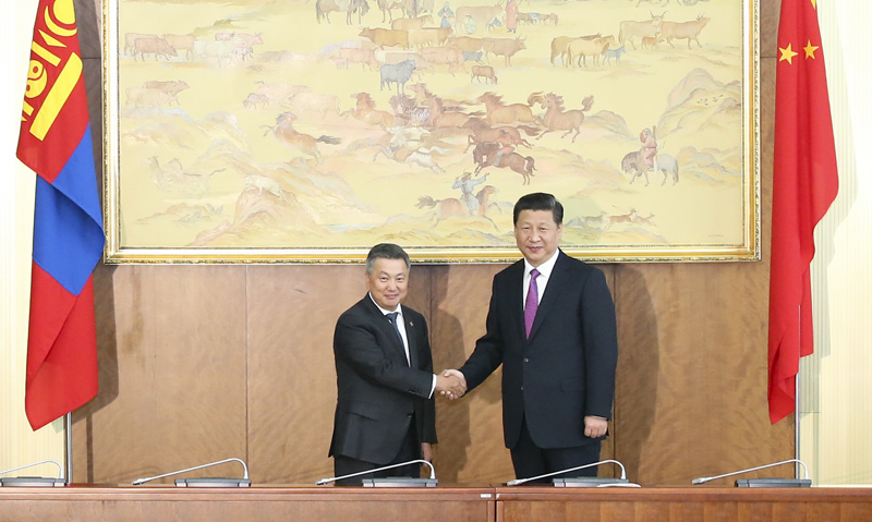 8月22日，國家主席習近平在烏蘭巴托會見蒙古國國家大呼拉爾主席恩赫包勒德。 新華社記者張鐸攝