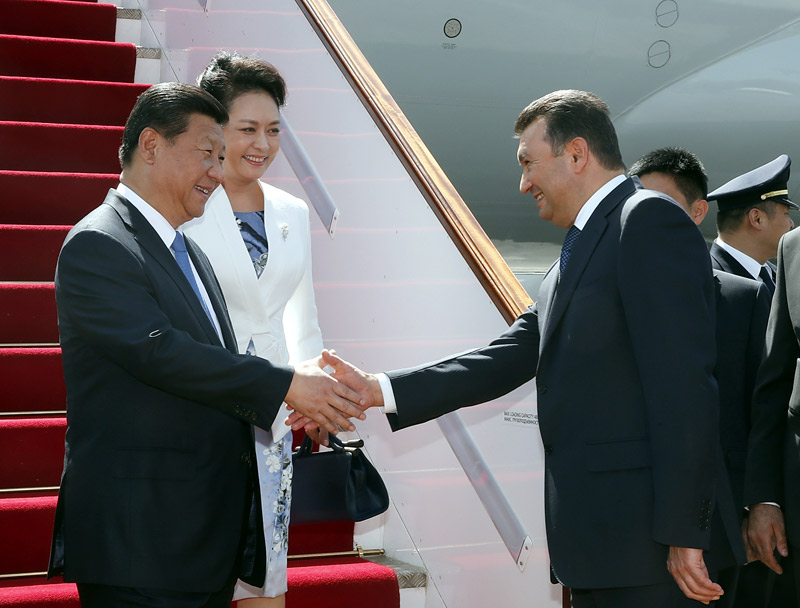 9月11日，國家主席習近平抵達杜尚別，應塔吉克斯坦總統拉赫蒙邀請，出席上海合作組織成員國元首理事會第十四次會議並對塔吉克斯坦進行國事訪問。習近平和夫人彭麗媛在機場受到塔吉克斯坦總理拉蘇爾佐達等熱情迎接。新華社記者 鞠鵬 攝