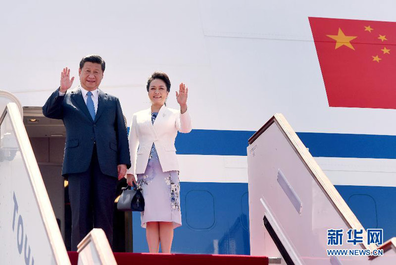 9月11日，中國國家主席習(xí)近平抵達(dá)杜尚別，應(yīng)塔吉克斯坦總統(tǒng)拉赫蒙邀請，出席上海合作組織成員國元首理事會第十四次會議並對塔吉克斯坦進(jìn)行國事訪問。這是習(xí)近平和夫人彭麗媛走出機(jī)艙。新華社記者 馬佔成 攝