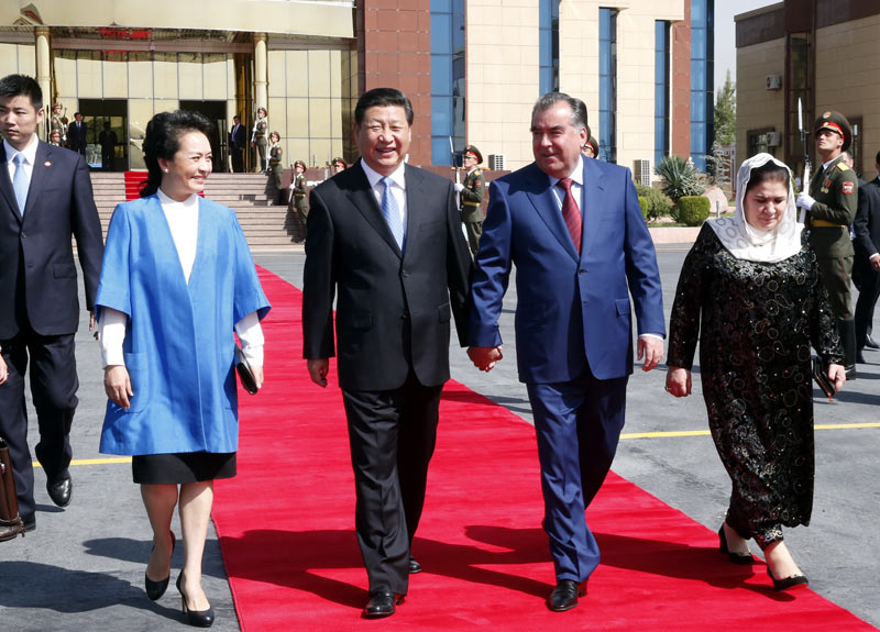 9月14日，國家主席習近平結束對塔吉克斯坦的國事訪問，乘坐專機離開杜尚別。拉赫蒙總統夫婦專程到機場為習近平和夫人彭麗媛送行。新華社記者 鞠鵬 攝