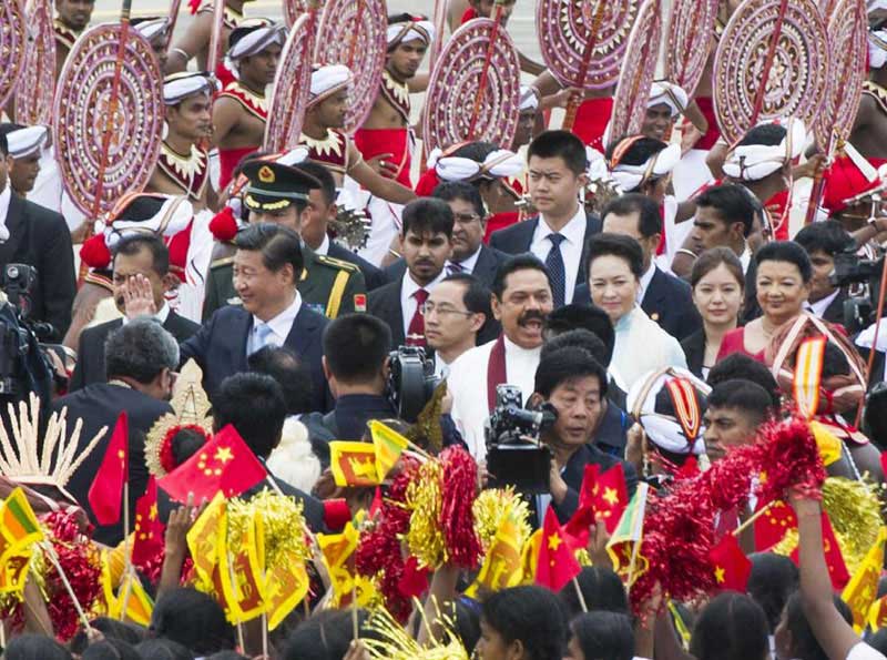 9月16日，國家主席習近平抵達科倫坡，開始對斯裡蘭卡進行國事訪問。在班達拉奈克國際機場，習近平和夫人彭麗媛受到拉賈帕克薩總統夫婦熱情迎接。新華社記者黃敬文攝