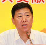 中央文獻研究室主任冷溶以更大的政治勇氣和智慧全面深化改革　　《習近平總書記系列重要講話讀本》（以下簡稱《讀本》）全面系統(tǒng)地反映了黨的十八大以來習近平同志在黨和國家事業(yè)各方面提出的新思想、新觀點、新論斷、新要求，反映了新一屆中央領導集體治國理政的新思路新舉措，為切實用講話精神武裝全黨提供了重要教材。