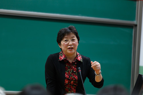 周淑真：為依法治國提供原動力 　　干部就是決定的因素，各級領(lǐng)導(dǎo)干部帶頭遵守法律對社會大眾所產(chǎn)生的示范和引領(lǐng)作用，是國家走上依法治國之路的原動力。