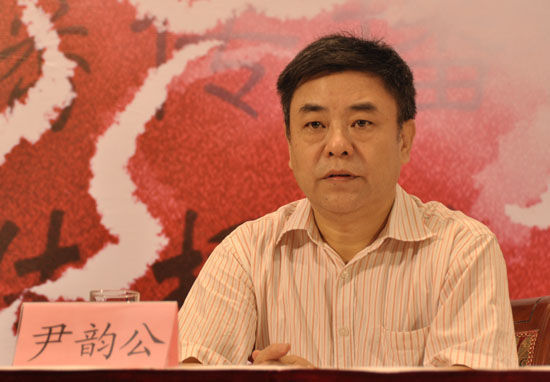 尹韻公：用推進(jìn)網(wǎng)絡(luò)法治化培育主流聲音　　讓理性、建設(shè)的聲音成為互聯(lián)網(wǎng)的主流。推進(jìn)網(wǎng)絡(luò)空間法治化，是塑造中國好網(wǎng)民的必要條件。