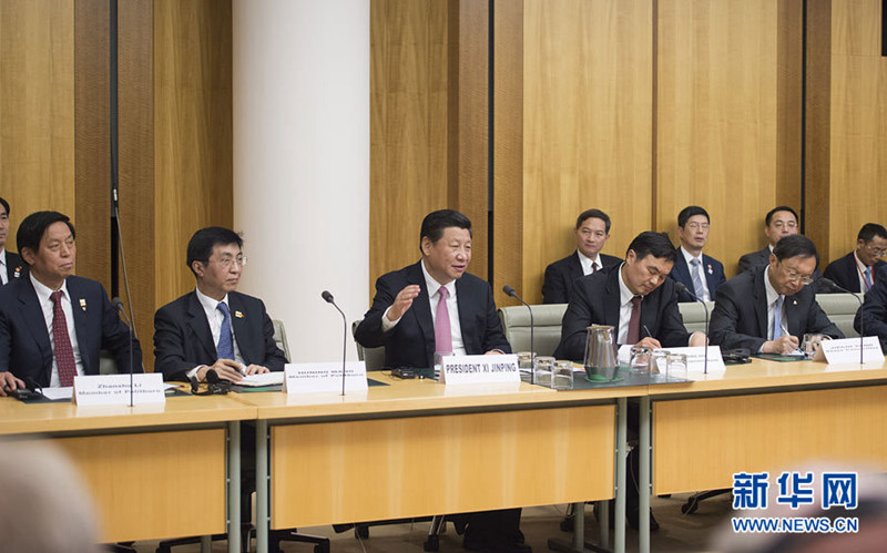 11月17日，國(guó)家主席習(xí)近平在堪培拉和澳大利亞總理阿博特共同出席第四屆中澳工商界首席執(zhí)行官圓桌會(huì)。這次會(huì)議是由澳大利亞企業(yè)領(lǐng)袖理事會(huì)和中國(guó)國(guó)家開發(fā)銀行共同組織承辦的。新華社記者 謝環(huán)馳 攝