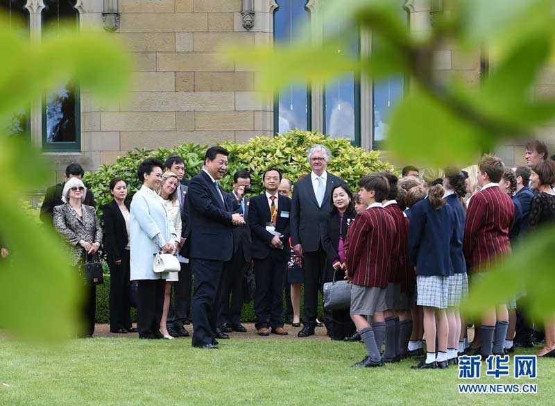 11月18日，國家主席習(xí)近平在澳大利亞塔斯馬尼亞州與朗塞斯頓市斯科奇－歐克伯恩小學(xué)的小學(xué)生共同植樹。 新華社記者 馬佔(zhàn)成 攝