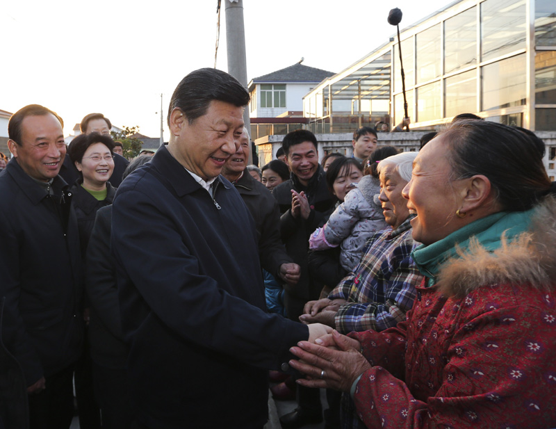 12月13日至14日，中共中央總書記、國家主席、中央軍委主席習近平在江蘇調研。這是13日下午，習近平在鎮江市丹徒區世業鎮永茂圩自然村調研時同村民親切握手交談。新華社記者 蘭紅光 攝