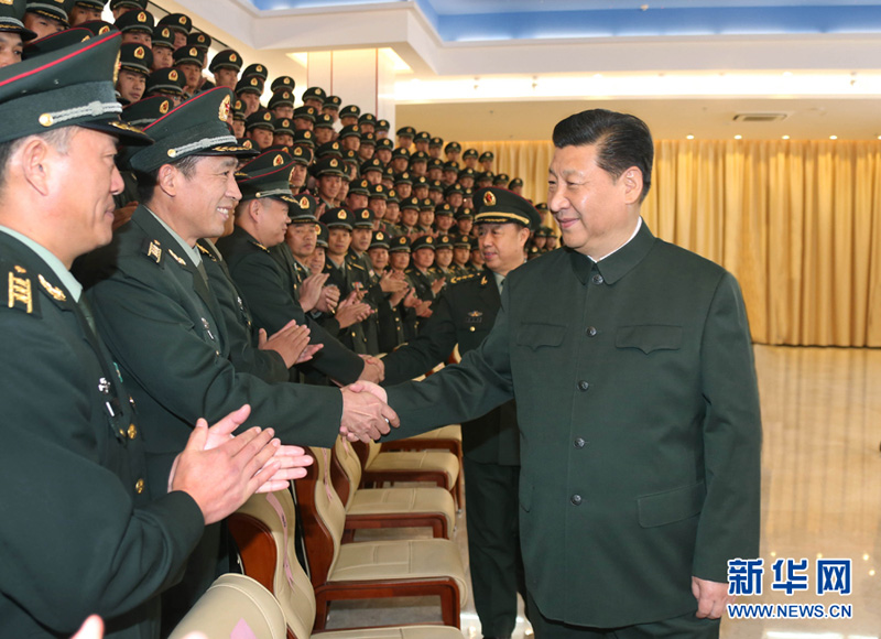 12月20日，中共中央總書記、國(guó)家主席、中央軍委主席習(xí)近平視察中國(guó)人民解放軍駐澳門部隊(duì)。這是習(xí)近平親切接見駐澳門部隊(duì)全體干部。新華社記者 李剛 攝