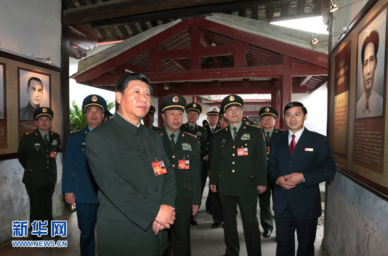 10月30日，全軍政治工作會議在福建省上杭縣古田鎮召開，中共中央總書記、國家主席、中央軍委主席習近平出席會議並發表重要講話。這是10月31日，習近平參觀古田會議會址。新華社記者李剛攝