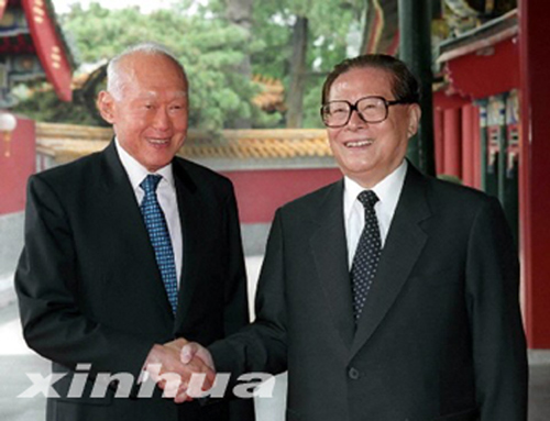 2002年9月10日，江澤民在北京中南海會見來華訪問的新加坡內閣資政李光耀