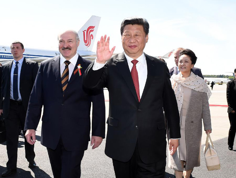 5月10日，國家主席習近平抵達白俄羅斯首都明斯克，開始對白俄羅斯進行國事訪問。白俄羅斯總統盧卡申科偕白俄羅斯政府高級官員到機場迎接習近平和夫人彭麗媛。新華社記者 饒愛民 攝