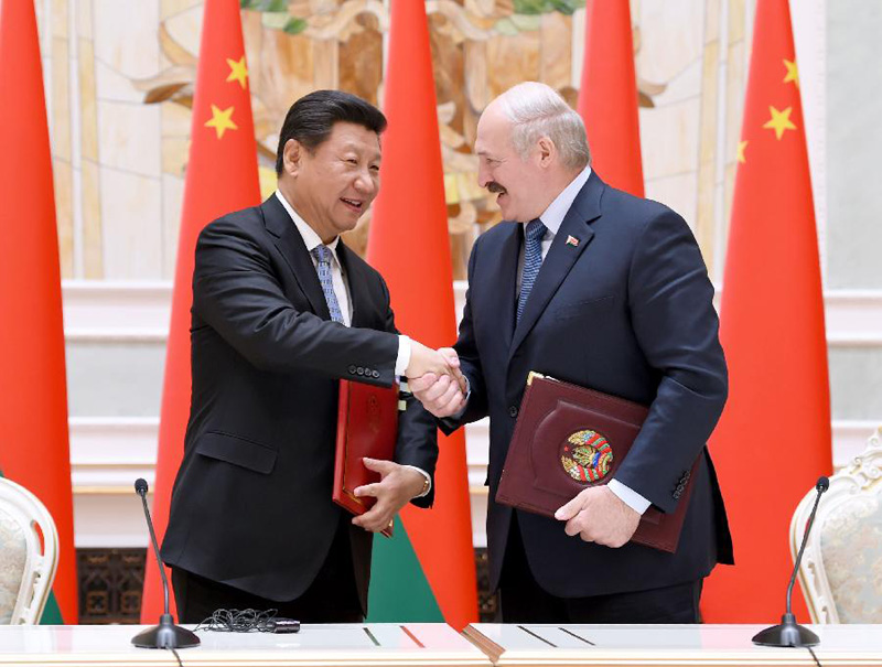 5月10日，國家主席習(xí)近平在明斯克同白俄羅斯總統(tǒng)盧卡申科舉行會談。會談后，習(xí)近平與盧卡申科共同簽署了《中華人民共和國和白俄羅斯共和國友好合作條約》和《中華人民共和國和白俄羅斯共和國關(guān)於進一步發(fā)展和深化全面戰(zhàn)略伙伴關(guān)系的聯(lián)合聲明》。新華社記者謝環(huán)馳攝
