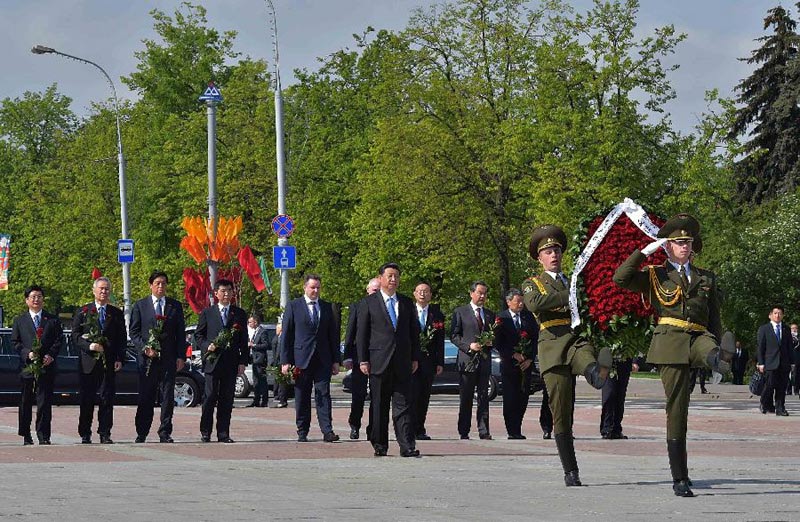 5月11日，國家主席習近平在明斯克向白俄羅斯勝利紀念碑敬獻花圈。 新華社記者 李濤 攝