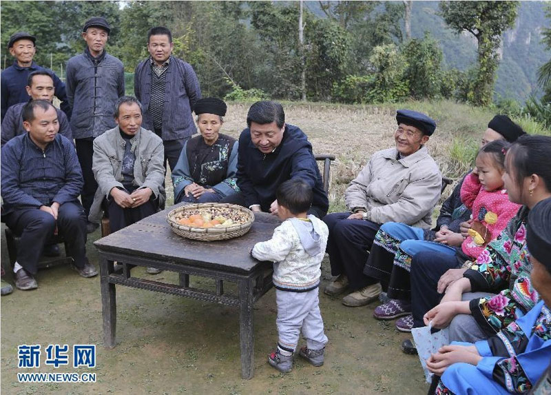 2013年11月3日至5日，習(xí)近平在湖南考察。這是3日下午，習(xí)近平在湘西土家族苗族自治州花垣縣排碧鄉(xiāng)十八洞村與村干部、村民座談時(shí)親切地給小朋友遞花生。新華社記者蘭紅光攝