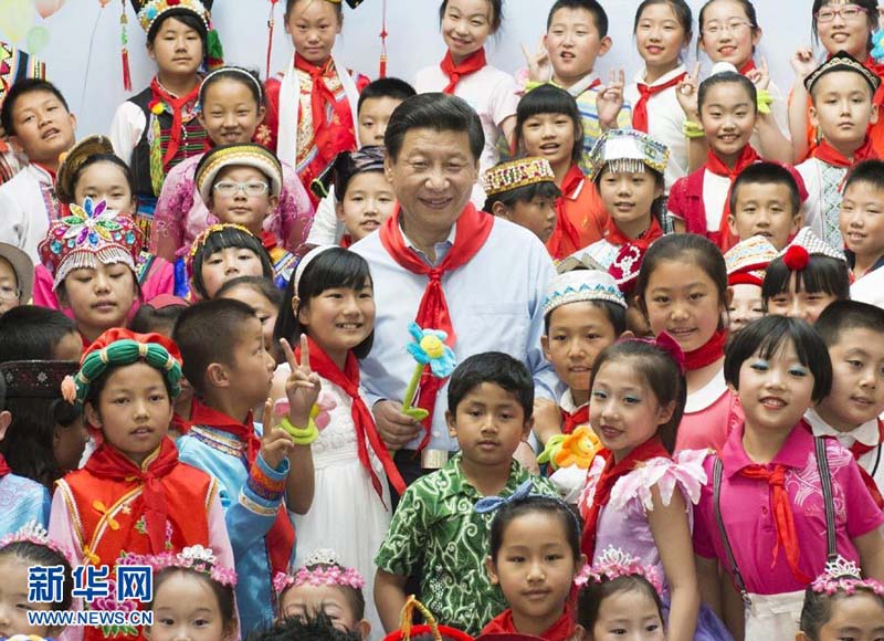 2013年5月29日，習(xí)近平在北京市少年宮參加“快樂(lè)童年放飛希望”主題隊(duì)日活動(dòng)。 這是習(xí)近平同孩子們合影。新華社記者李學(xué)仁攝