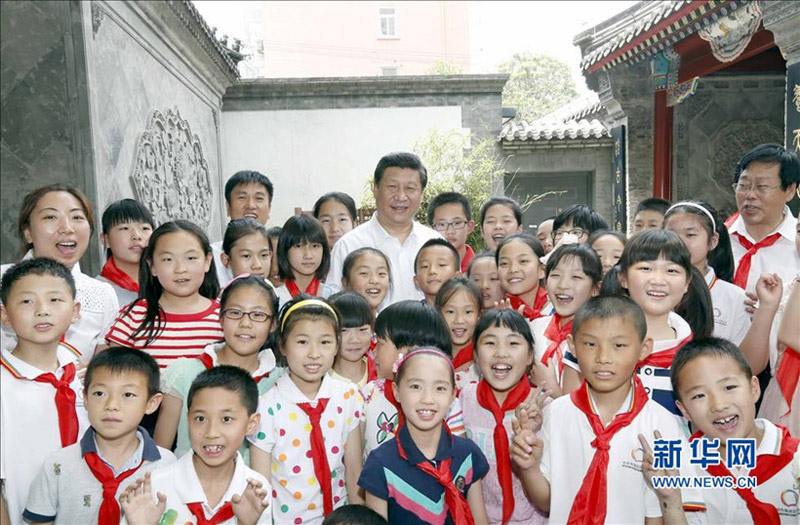2014年5月30日上午，習近平來到北京市海澱區民族小學，參加慶祝“六一”國際兒童節活動。這是活動結束后，習近平與學校師生合影留念。新華社記者 鞠鵬 攝