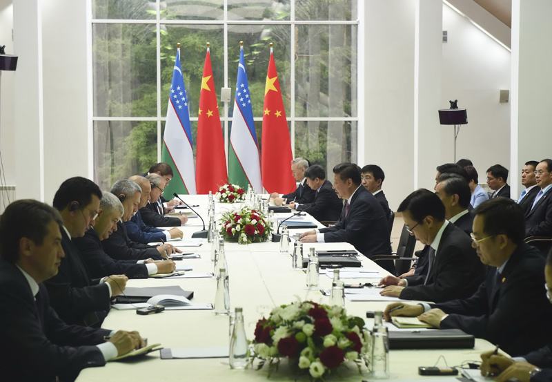 7月10日，國家主席習(xí)近平在俄羅斯烏法會(huì)見烏茲別克斯坦總統(tǒng)卡裡莫夫。 新華社記者 張鐸 攝