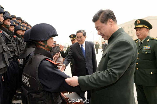 2014年4月27日下午，習近平在喀什看望了武警新疆總隊某部特勤中隊官兵。（記者曹智、李剛）