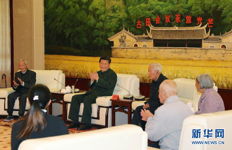 2014年10月31日，習近平接見老紅軍、軍烈屬和“五老”同志代表。 李剛攝