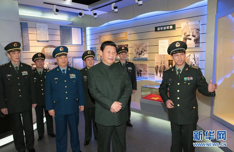 2015年1月21日，習近平參觀第二炮兵某基地軍史館。 李剛攝