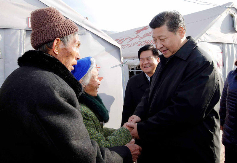 1月19日，習近平來到魯甸縣小寨鎮甘家寨紅旗社區過渡安置點，看望鄒體富老兩口。新華社記者 鞠鵬 攝