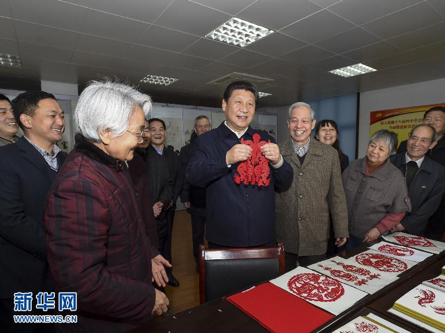 2月15日上午，習(xí)近平在西安市雁塔區(qū)電子城街道二〇五所社區(qū)服務(wù)中心，拿起一幅“三陽開泰”剪紙，祝願全國各族人民新春愉快、羊年大吉，生活喜氣洋洋，事業(yè)蒸蒸日上。新華社記者 李學(xué)仁 攝