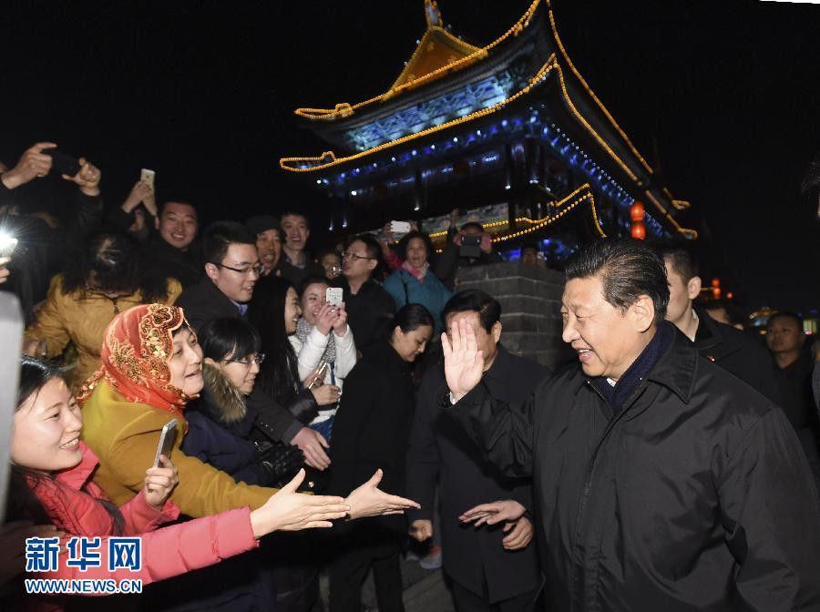2月15日晚，習近平在西安古城牆，考察城牆保護狀況時，向群眾揮手致意，祝大家新春快樂。新華社記者 李學仁 攝