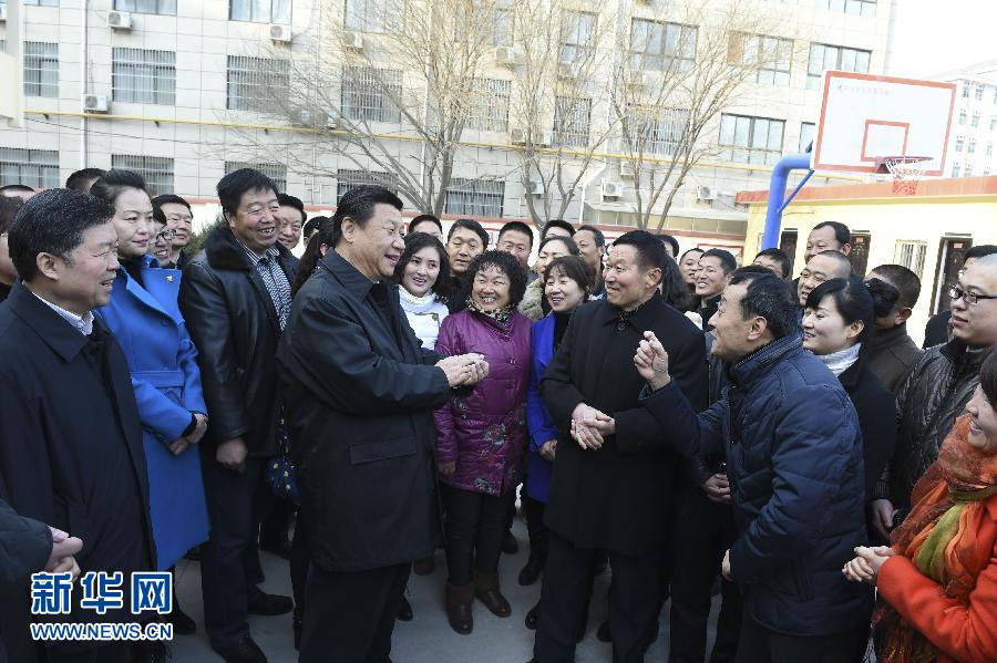 2月14日上午，習近平在延安市楊家嶺福州希望小學看望教職工后，同聞訊趕來的附近群眾親切交流，關切詢問他們年貨都辦好沒有，還有什麼困難。新華社記者 李學仁 攝