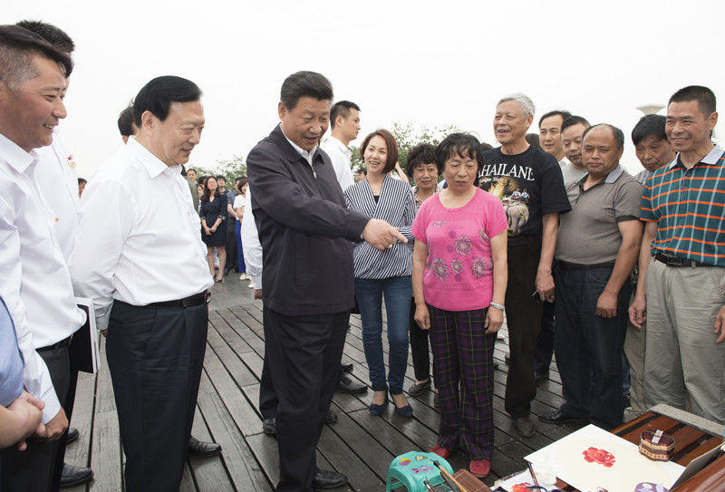 5月26日下午，習(xí)近平在杭州錢江新城城市陽臺與群眾親切交談。新華社記者 謝環(huán)馳 攝
