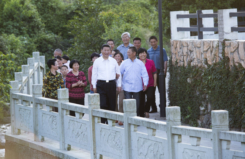 5月25日下午，習(xí)近平在舟山定海區(qū)干（覽加石旁）鎮(zhèn)新建社區(qū)視察。新華社記者 謝環(huán)馳 攝