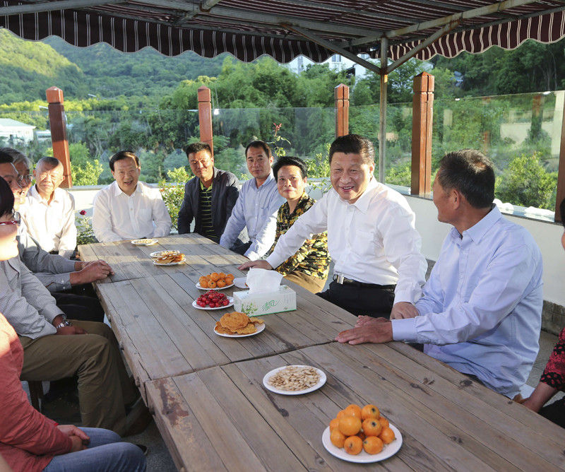 5月25日下午，習近平在舟山定海區干（覽加石旁）鎮新建社區村民袁其忠家中與村民代表座談。新華社記者 蘭紅光 攝