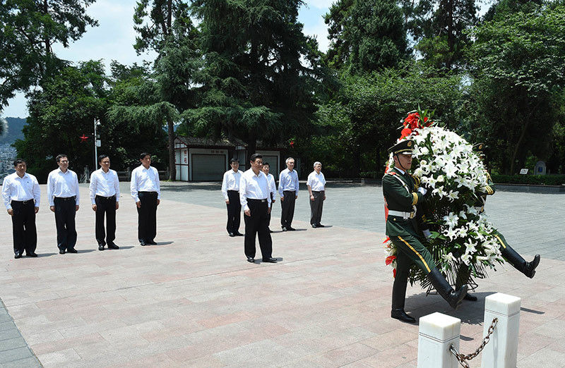 16日上午，習近平在遵義市紅軍山烈士陵園向紅軍烈士紀念碑敬獻花籃。新華社記者 李學仁 攝