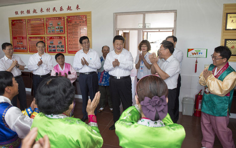 7月16日，習(xí)近平在延邊州和龍市東城鎮(zhèn)光東村村委會(huì)觀看村民們排練朝鮮族舞蹈。新華社記者 謝環(huán)馳 攝