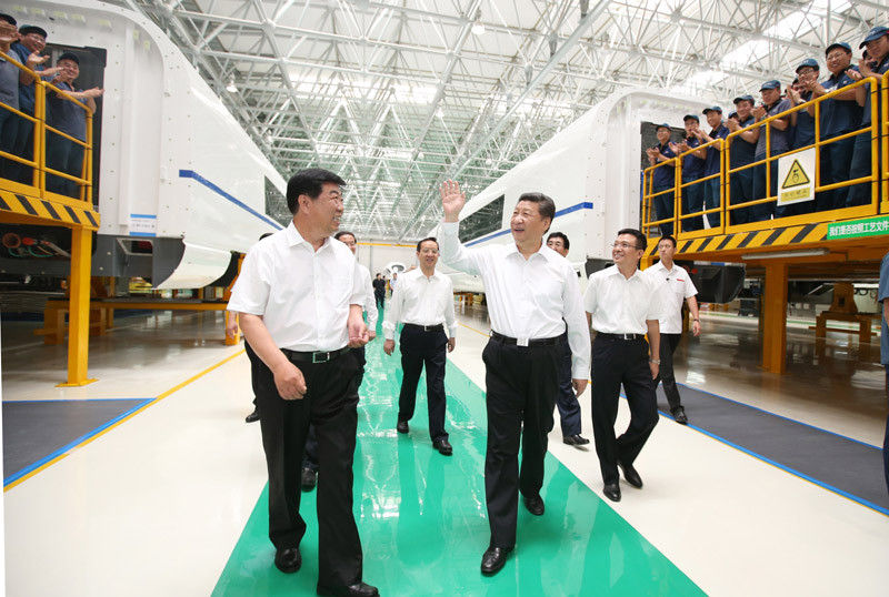 7月17日，習(xí)近平在中國(guó)中車長(zhǎng)春軌道客車股份有限公司考察。新華社記者 姚大偉 攝