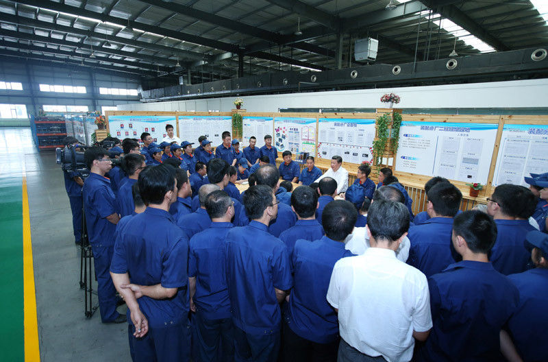 7月17日，習近平在吉林東北工業集團長春一東離合器股份有限公司的車間班組園地同職工座談。新華社記者 姚大偉 攝