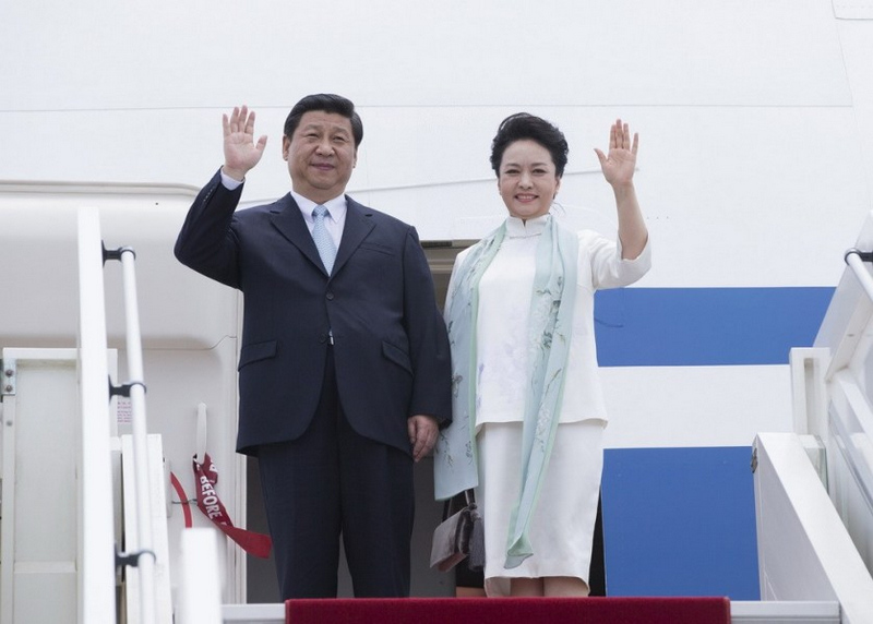 2013年3月29日中午，中國國家主席習(xí)近平和夫人彭麗媛乘專機(jī)抵達(dá)布拉柴維爾，開始對(duì)剛果共和國進(jìn)行國事訪問。這是兩國建交49年來中國國家元首的首次到訪，在當(dāng)?shù)毓纹馃崃业摹爸袊L(fēng)”。