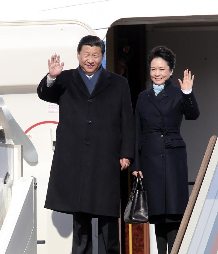 2013年3月22日，國家主席習近平乘專機抵達莫斯科，開始對俄羅斯進行國事訪問。這是習近平與夫人彭麗媛向歡迎人群揮手致意。 丁林 攝