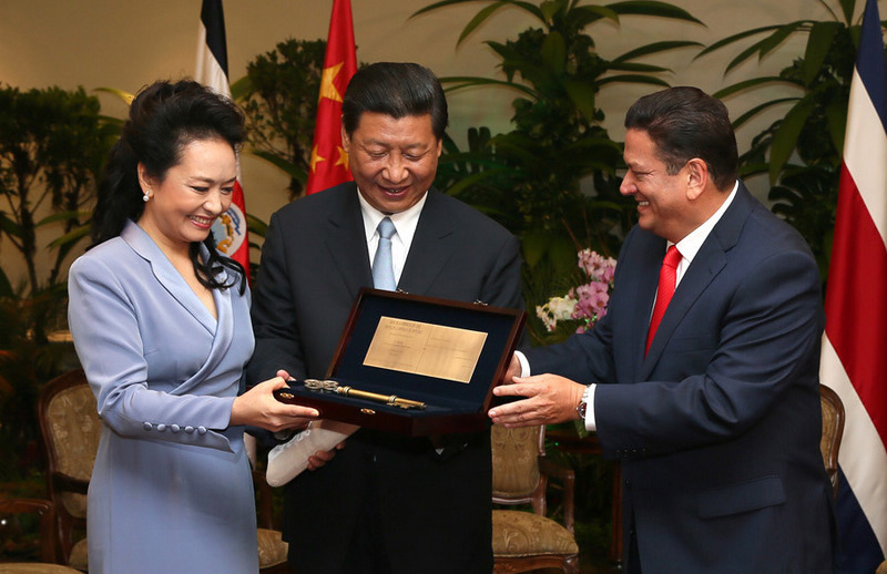 2013年6月3日，中國國家主席習近平和夫人彭麗媛在哥斯達黎加首都聖何塞市接受該市市長阿拉亞授予的聖何塞城市鑰匙。蘭紅光 攝
