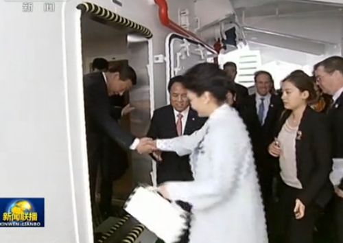 2014年11月18日，習近平在澳總理阿博特陪同下，參觀南極科考項目，慰問兩國科考人員，並登上了我“雪龍號”科考船。在邁過一道艙門時，習近平對身后的彭麗媛伸出手，輕道了一聲“來”，二人便一同邁進了“雪龍號”。（視頻截圖）