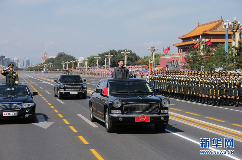 9月3日，紀(jì)念中國人民抗日戰(zhàn)爭暨世界反法西斯戰(zhàn)爭勝利70周年大會在北京天安門廣場隆重舉行。這是中共中央總書記、國家主席、中央軍委主席習(xí)近平檢閱受閱部隊。新華社記者李剛攝