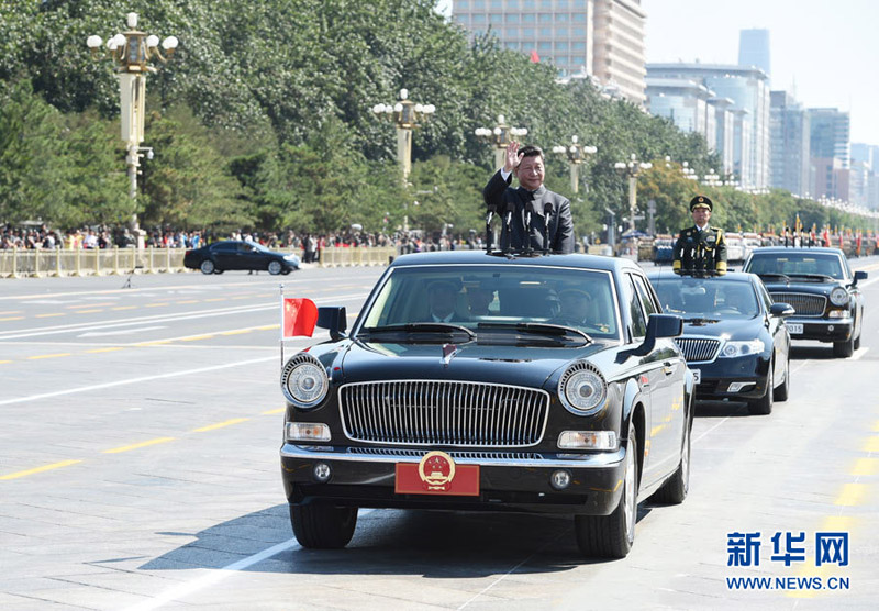 9月3日，紀(jì)念中國人民抗日戰(zhàn)爭(zhēng)暨世界反法西斯戰(zhàn)爭(zhēng)勝利70周年大會(huì)在北京天安門廣場(chǎng)隆重舉行。這是中共中央總書記、國家主席、中央軍委主席習(xí)近平檢閱受閱部隊(duì)。新華社記者李學(xué)仁攝